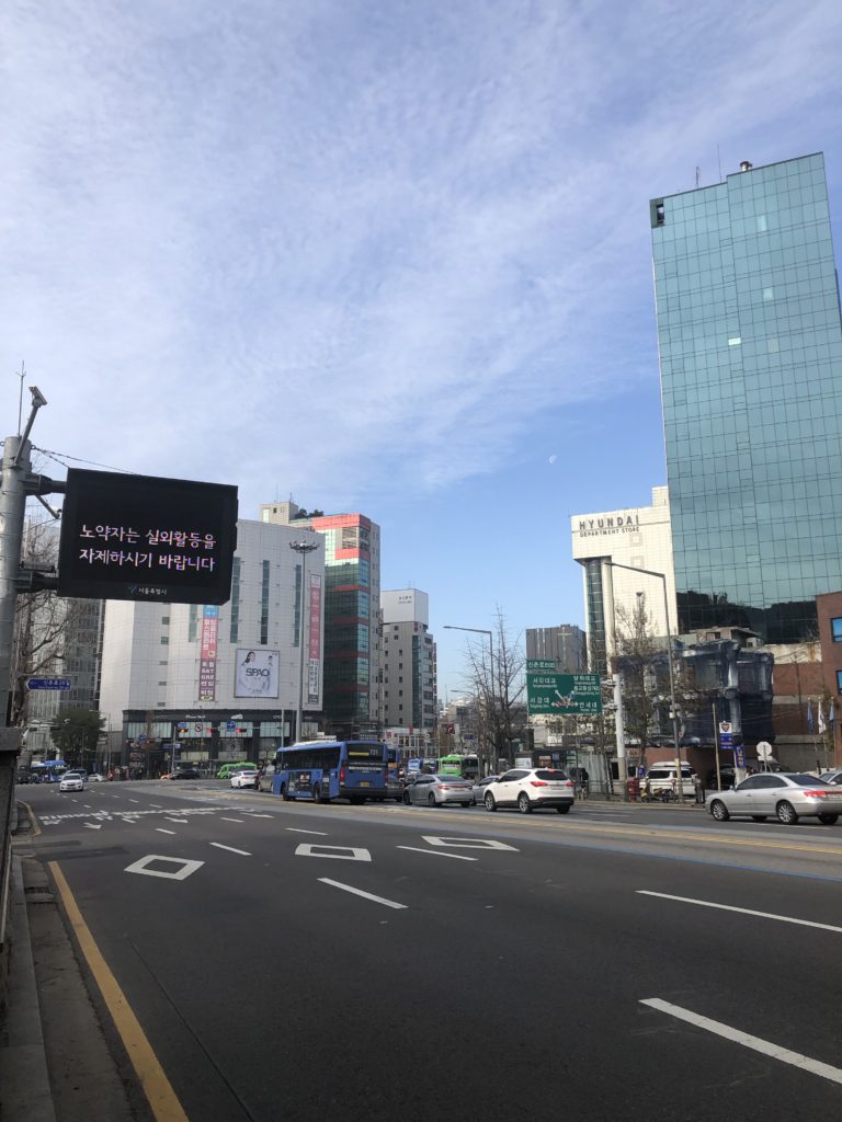 地下鉄シンチョン駅の交差点