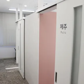 K Village 心斎橋校の廊下（チェジュルーム）